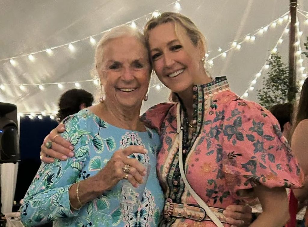 Lara Spencer, émue, pleure la mort de sa mère bien-aimée, 85 ans, alors qu'elle partage une « immense tristesse » 3 Lara Spencer et sa mère Carolyn