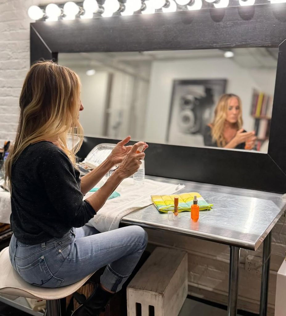  sarah jessica parker putting on skin prep before makeup