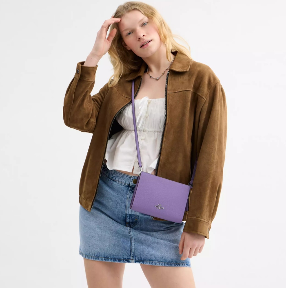 Ce sac d'entraîneur de 250 $ est en vente pour 75 $ et les acheteurs disent que c'est «parfait» 2 Entraîneur IRIS Crossbody Bag