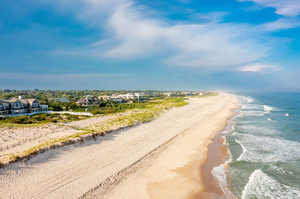 Les experts révèlent la plage numéro un aux États-Unis en 2025 - vivez-vous à proximité? 2 Vue aérienne de la plage de Cooper et des maisons avant de l'océan le long de Meadow Lane, Billionaire Lane, à Southampton, NY