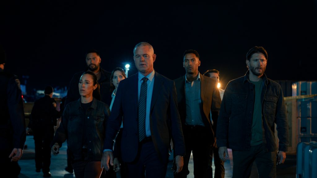 Amber Oliveras (Jessica Camacho), Luke Finau (Uli Latukefu), Evan Shepherd (Violett Beane), Nathan Blythe (Eric Dane), Keyonte Bell (Elliot Knight), Damon Drew (Jonathan Togo), and Mark Meachum (Jensen Ackles) in COUNTDOWN - Courtesy of Prime Video
