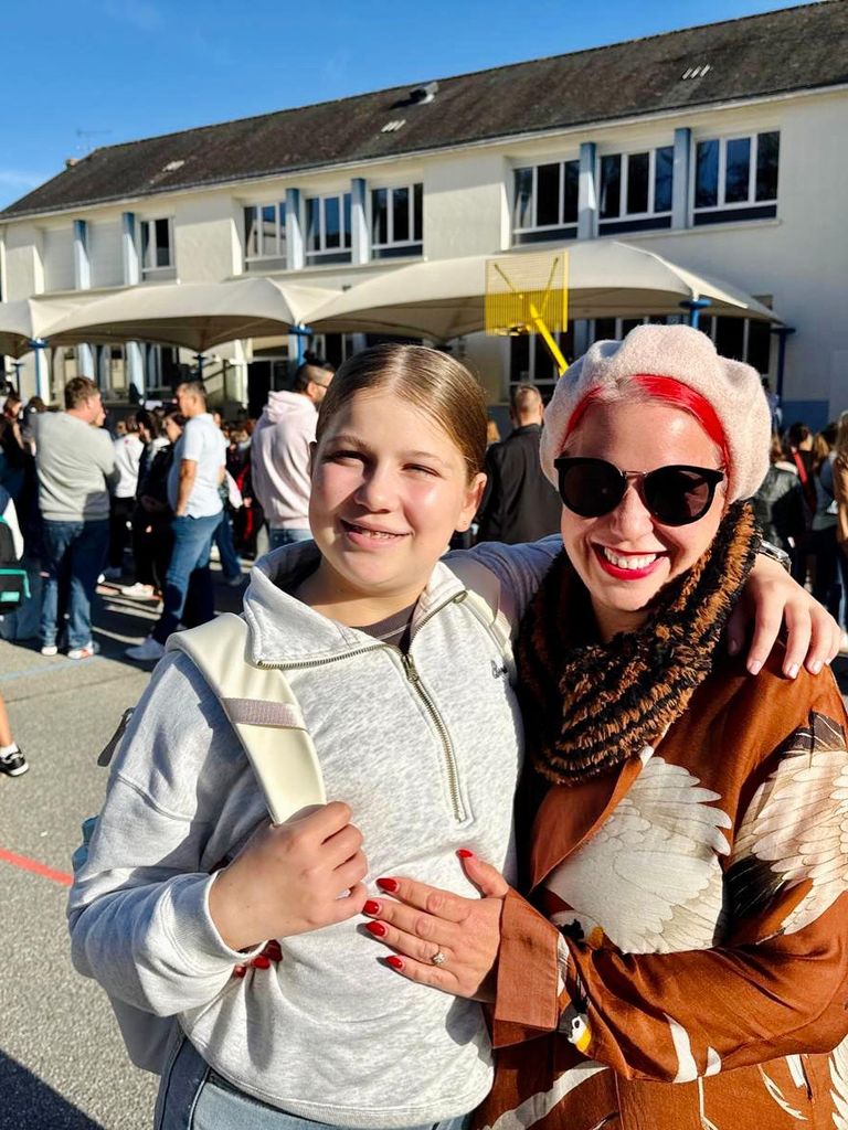 angel strawbridge embracing daughter