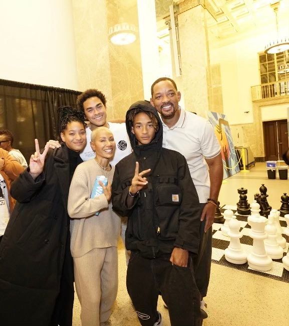 Photo shared by the Pratt Library in Baltimore of Will Smith, Jada Pinkett-Smith, and their kids Trey, Willow and Jaden at Jada's book tour for her memoir Worthy