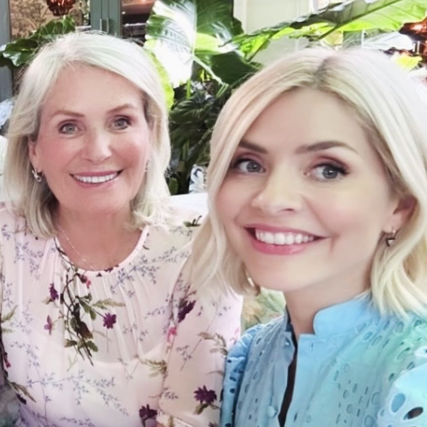 holly willoughby selfie with mum 