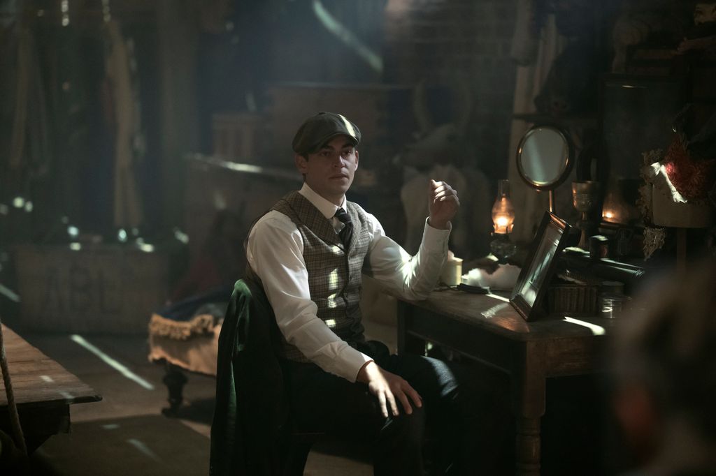 Critique de Young Sherlock : Un double acte Fiennes-Finn pétillant digne du Temple de la renommée de Holmes 1 Le neveu de Ralph Fiennes a fait ses preuves dans le rôle principal