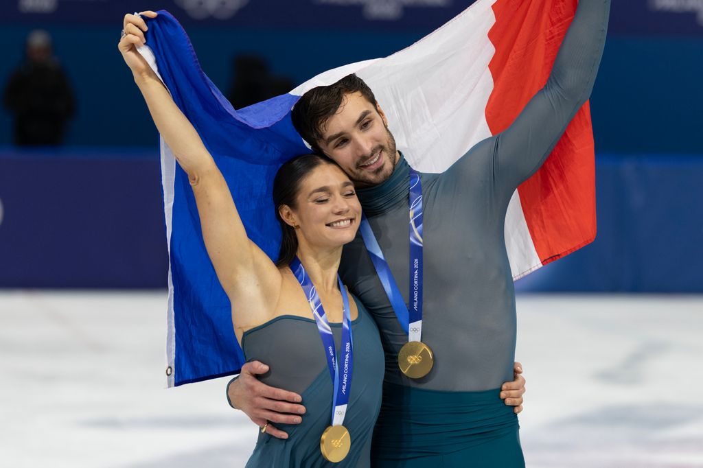 Les médaillés d'or Laurence Fournier Beaudry et Guillaume Cizeron de France célèbrent avec leurs médailles après la danse libre de patinage artistique et de danse sur glace à l'arène de patinage sur glace de Milan aux Jeux Olympiques d'hiver de Milan Cortina 2026 le 11 février 2026 à Milan, en Italie.