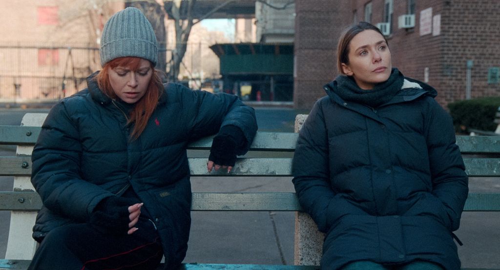 Natasha Lyonne as Rachel and Elizabeth Olsen as Christina in His Three Daughters