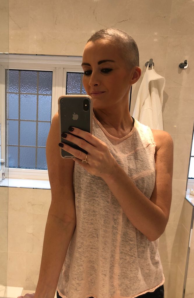 femme prenant un selfie miroir avec une tête rasée à cause du cancer