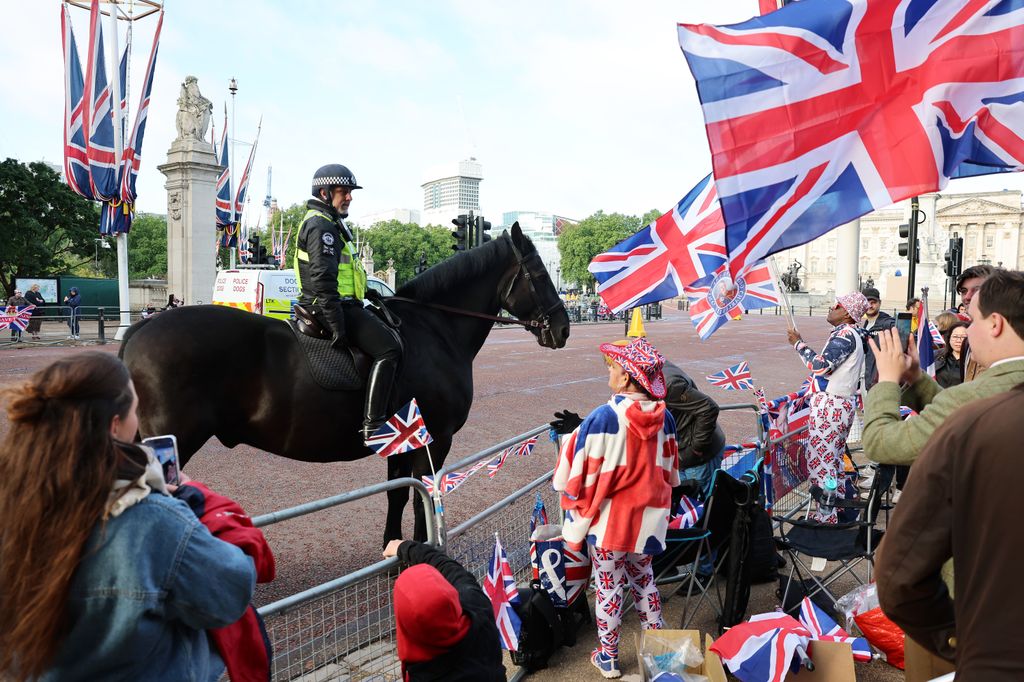 Police on horse in front of Buckingham Palace