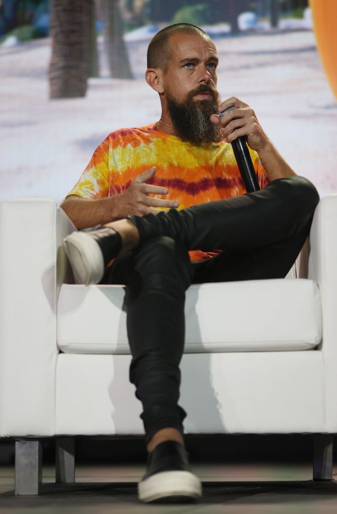 La valeur nette stupéfiante de Jack Dorsey qu'il veut « donner » de son vivant 2 photo de Jack Dorsey assis sur une chaise avec un microphone
