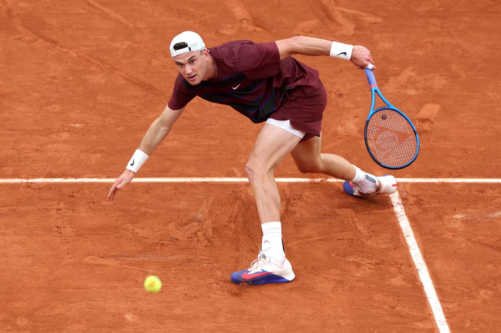 jack draper on clay court 