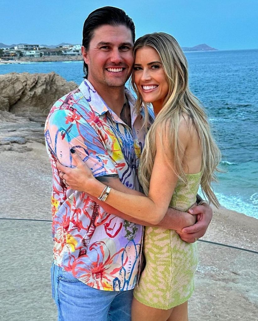 Christina Hall et Josh Hall posent sur la plage au Mexique