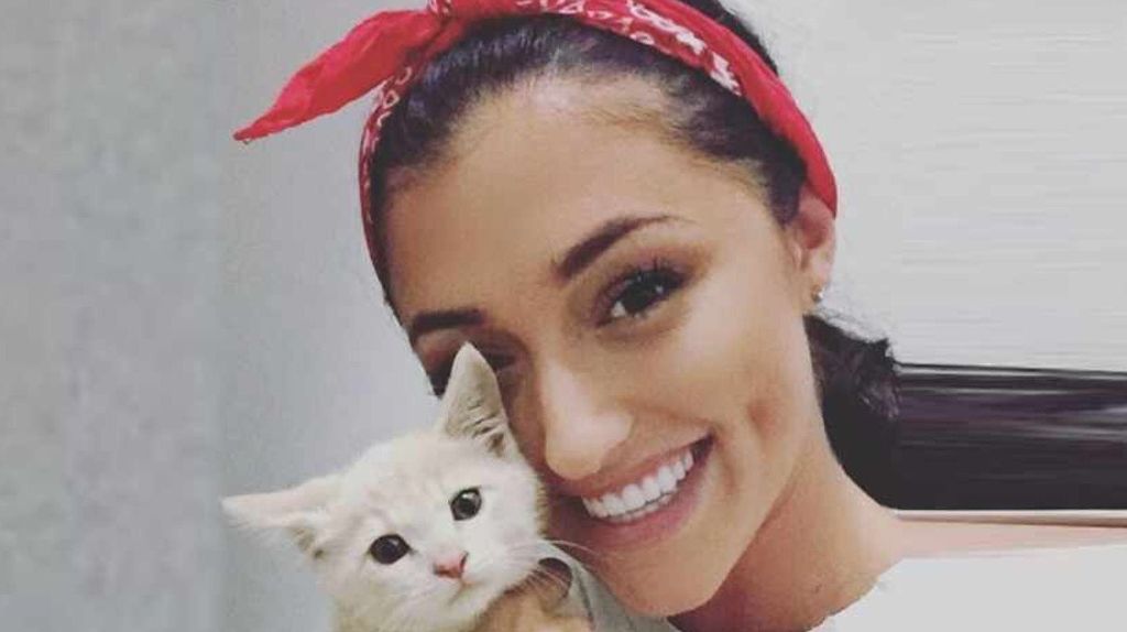 kaitlin nowak smiling holding a cat