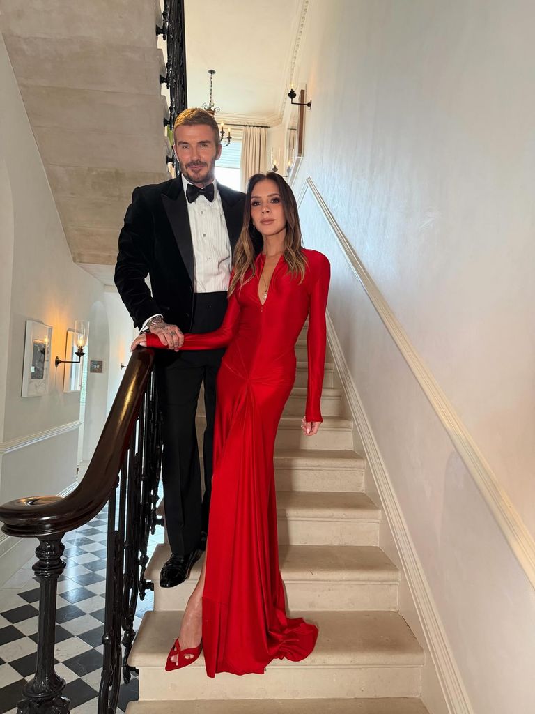 David et Victoria Beckham se tenaient dans les escaliers de leur maison de Holland Park en robe et costume rouges