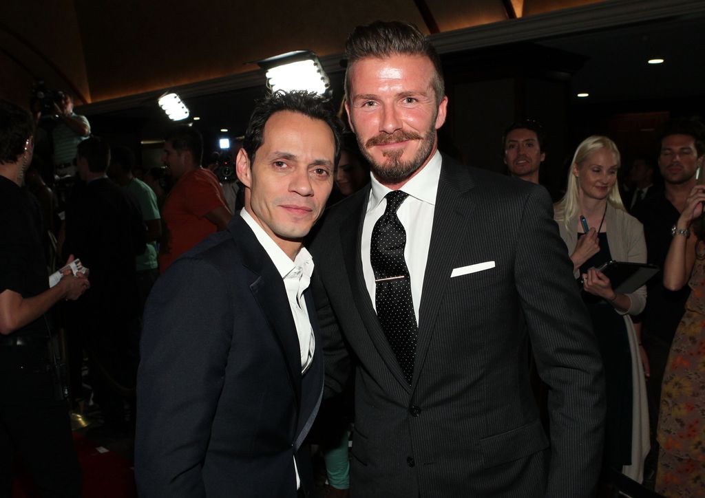Le chanteur Marc Anthony et le joueur de football professionnel David Beckham arrivent au 27e anniversaire du Sports Spectacular au profit de l'Institut de génétique médicale Cedars-Sinai au Hyatt Regency Century Plaza le 20 mai 2012 à Century City, en Californie. (Photo de Mark Davis/Getty Images pour Sports Spectacular)