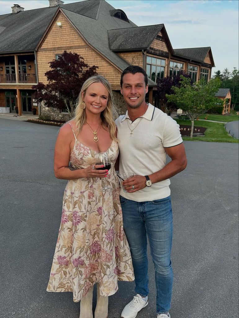Miranda Lambert avec son mari Brandon McLoughlin sur leur ranch au Tennessee 