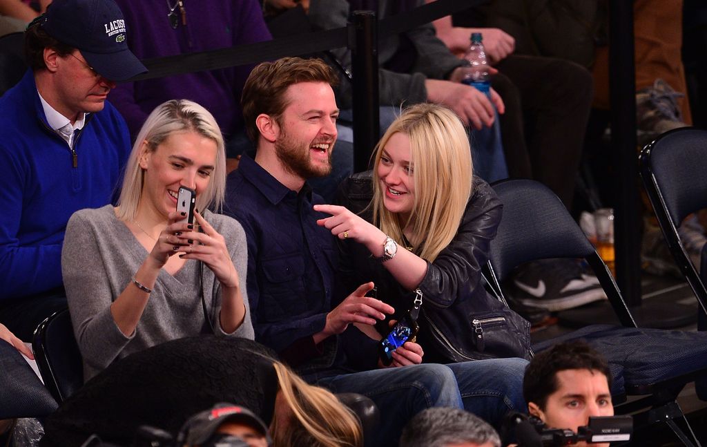 Dakota Fanning and Jamie Strachan at a basketball game in 2014