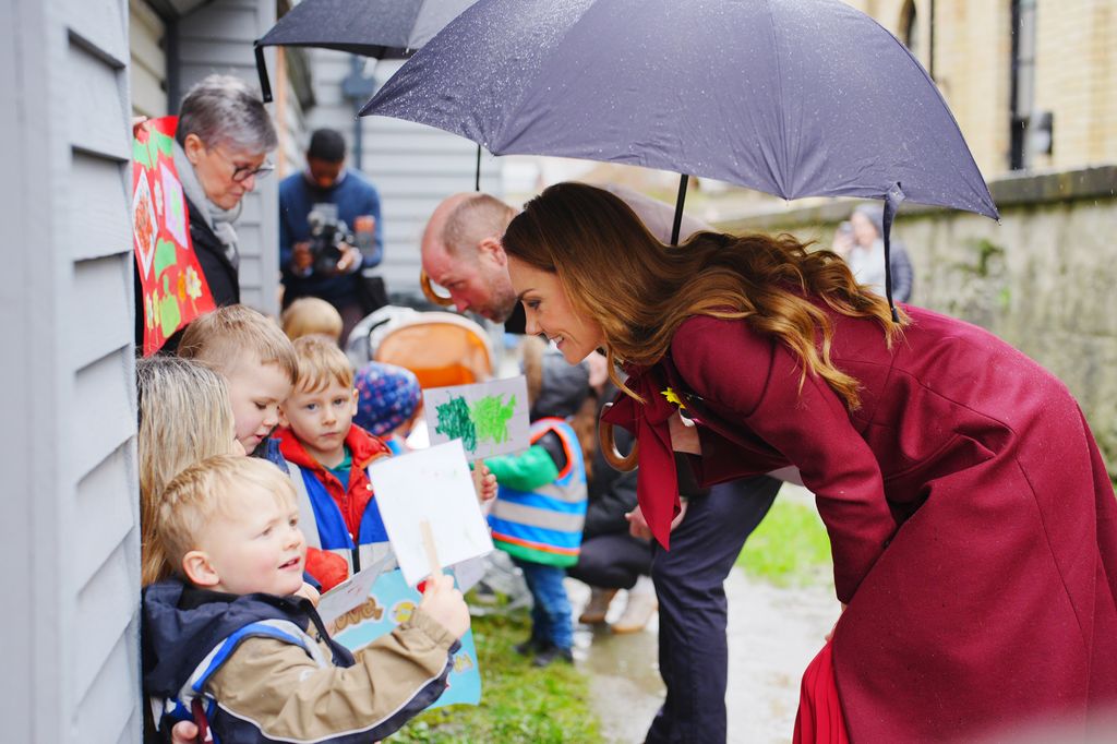 Le « doux » prince William a la meilleure réaction face à un enfant timide dans une nouvelle vidéo 3 Catherine, princesse de Galles et William, prince de Galles rencontrent des enfants lors d'une visite aux jardins suspendus, un espace dédié à nourrir la résilience et la créativité des communautés, le 26 février 2026 à Llanidloes, au Pays de Galles.
