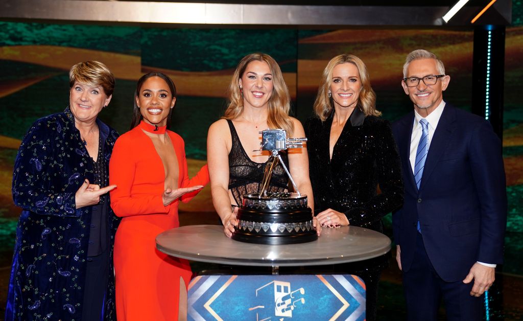 mary  Earps (centre) poses with the trophy after winning BBC Sports Personality of the Year alongside presenters Clare Balding (left), Alex Scott (second left), Gabby Logan (second right) and Gary Lineker during the 2023 BBC Sports Personality of the Year Awards