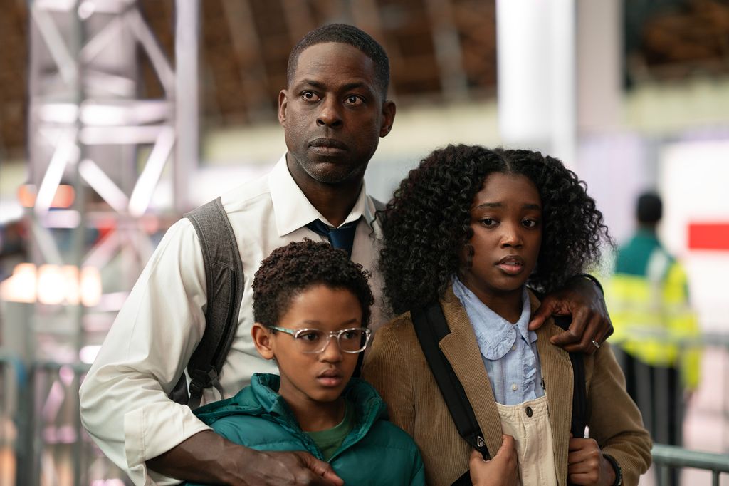 Percy Daggs IV, Sterling K. Brown, Aliyah Mastin dans un immobile du paradis