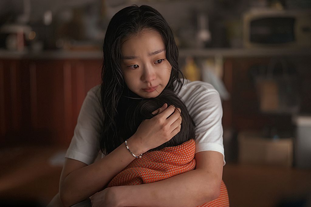 Kim Da-mi and Kwon Eun-seong in The Great Flood