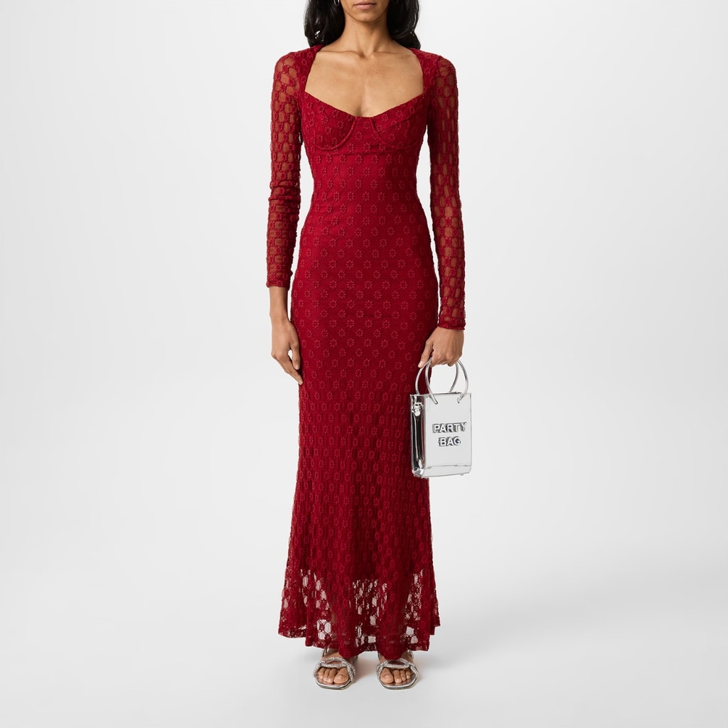 Modèle dans une robe maxi en dentelle rouge par Bardot