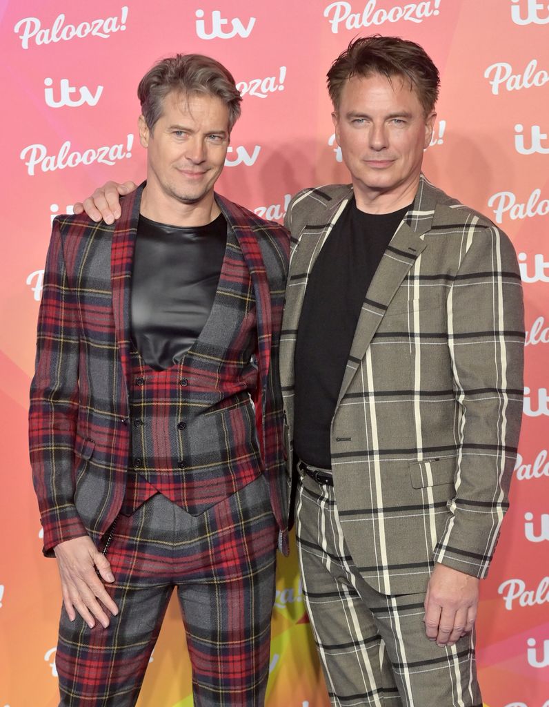 John Barrowman révèle une situation de vie « difficile » avec des parents nonagénaires 1 Les parents de John Barrowman ont emménagé dans la maison qu'il partage avec son mari, Scott Gill.