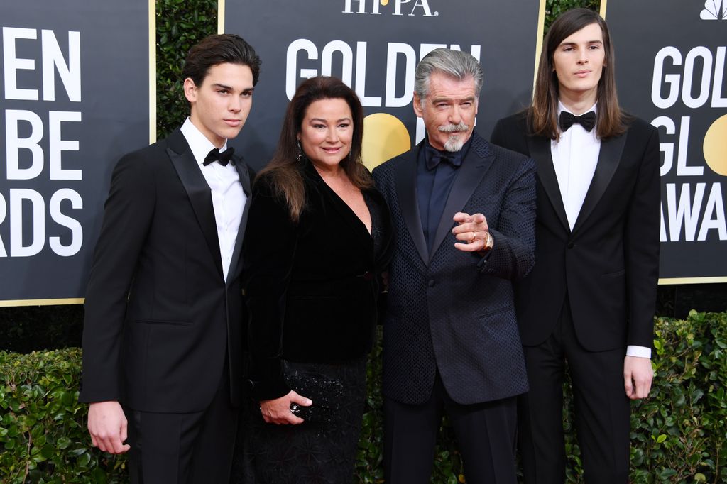 Dylan Brosnan, Keely Shaye Smith, Pierce Brosnan e Paris Brosnan comparecem à 77ª edição do Golden Globe Awards no The Beverly Hilton Hotel em 05 de janeiro de 2020 em Beverly Hills, Califórnia