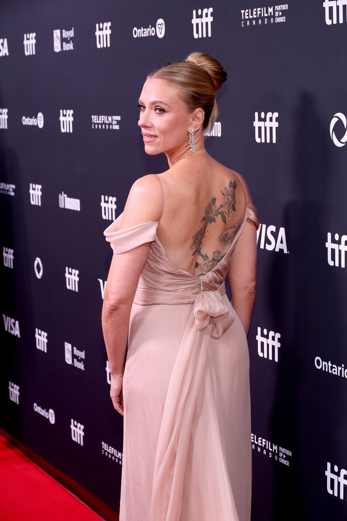 scarlett johansson back tattoo