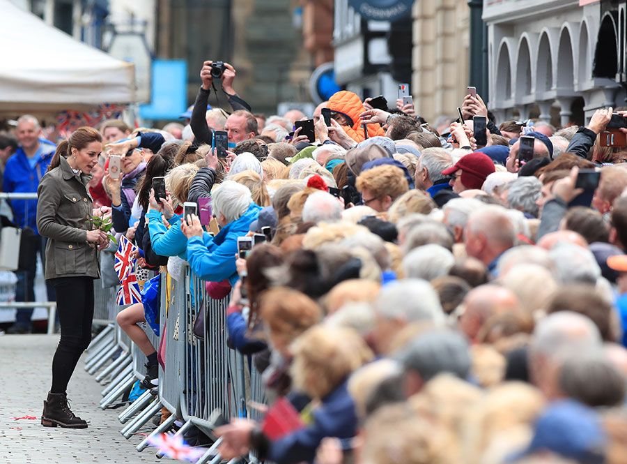 kate middleton meets crowds