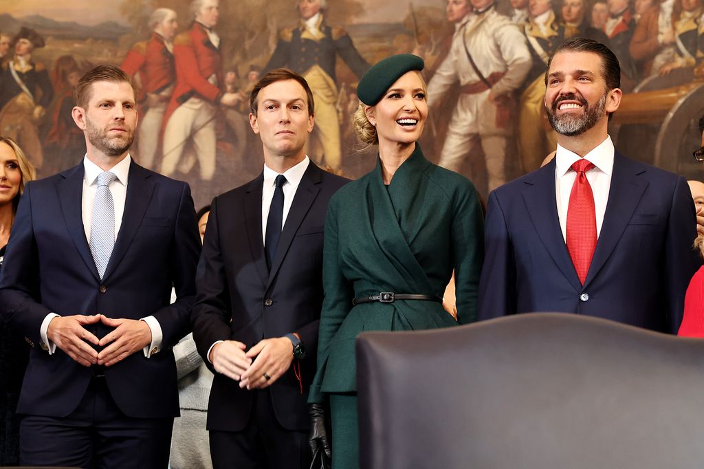 Ivanka estava estilosa em seu look todo verde enquanto posava ao lado de seus irmãos e marido 