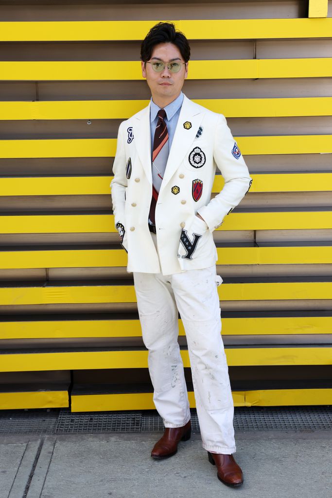 Un invité porte un blazer blanc lors du Pitti Immagine Uomo 106 le 12 juin 2024 
