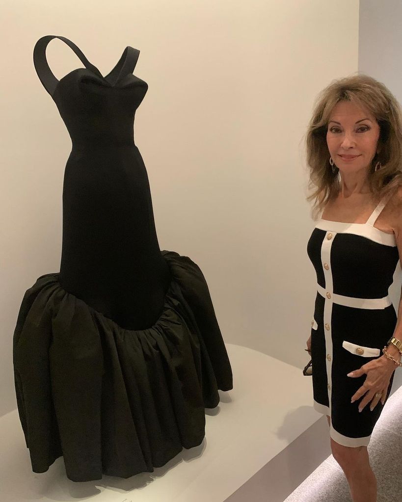 Susan Lucci impressionne dans sa mini-robe noire