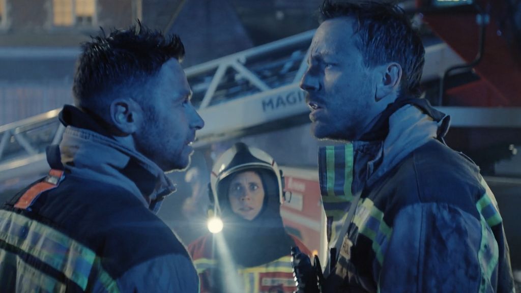 deux pompiers qui parlent 