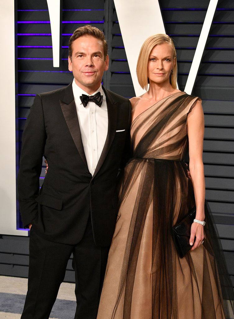 lachlan murdoch in suit with wife sarah 