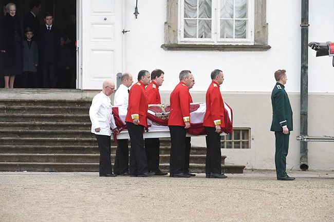 prince henrik coffin carried into palace