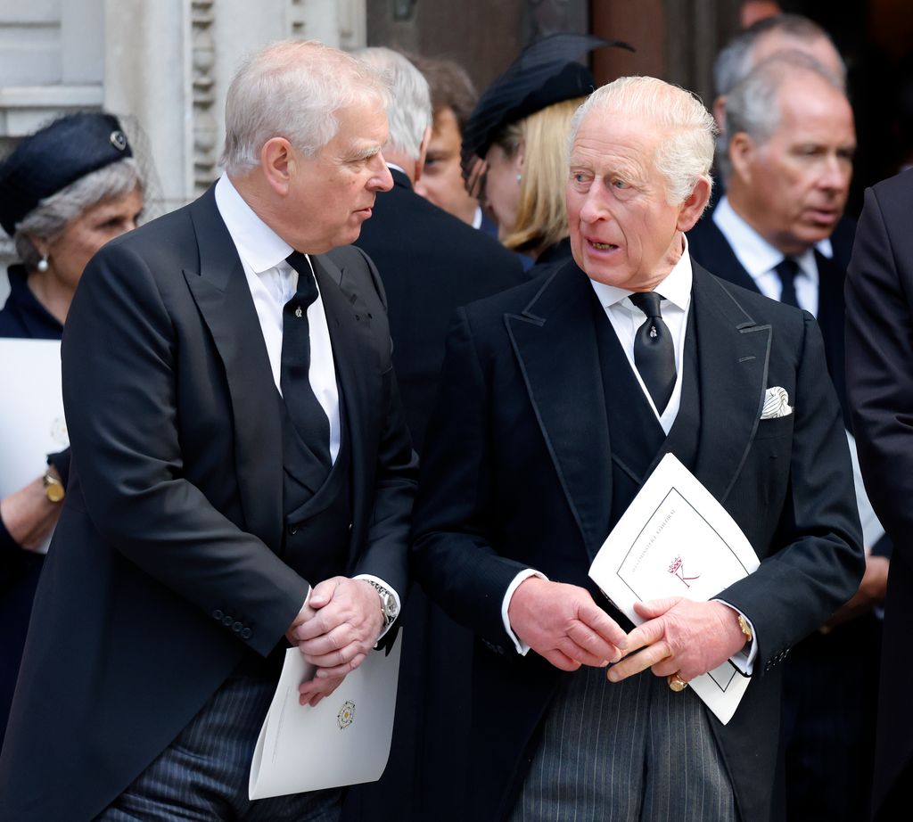 Le prince Andrew, duc d'York et le roi Charles III assistent à la messe de requiem de Katharine, duchesse de Kent à la cathédrale de Westminster 