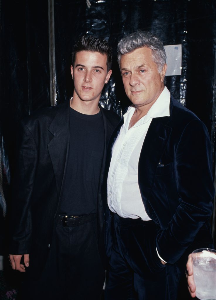 Tony Curtis et son fils Nicholas Curtis, invités aux fiançailles de Hugh Hefner et Kimberly Conrad au Playboy Mansion. Los Angeles, le 25 Avril 1989.