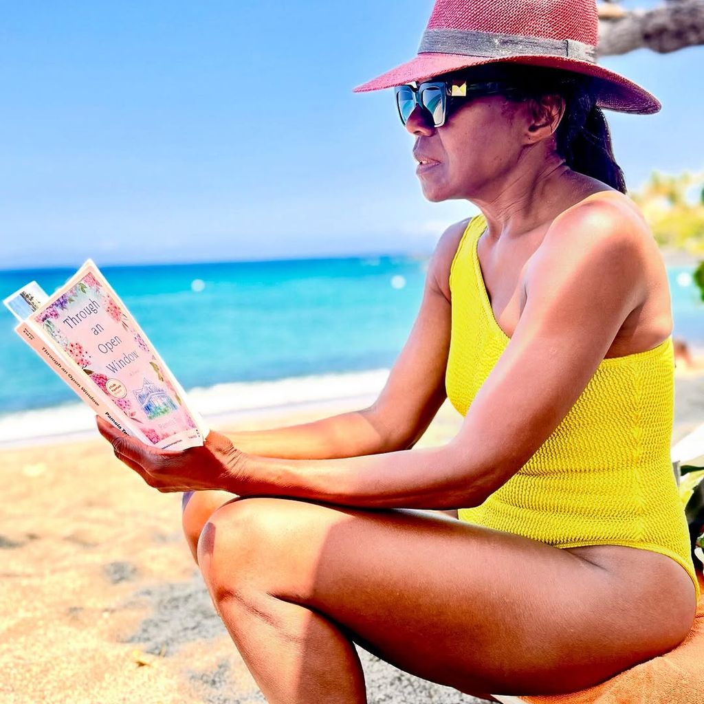 Deborah Roberts kicked back with a book during her Hawaii vacation
