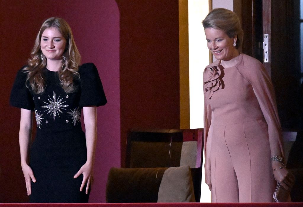 La princesse Elisabeth et la reine Mathilde prenant leur place au concours de piano