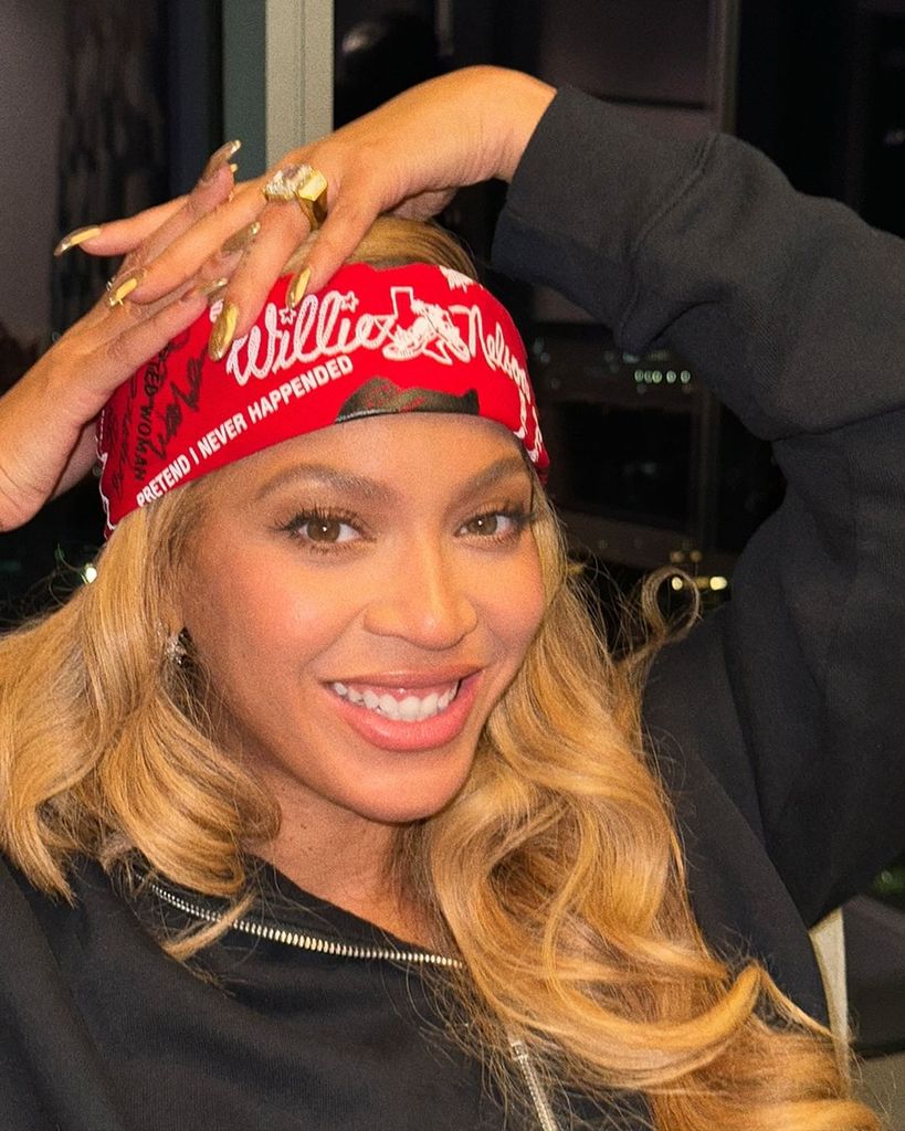 Beyonce wears Willie Nelson's bandana backstage at the Kamala Harris rally