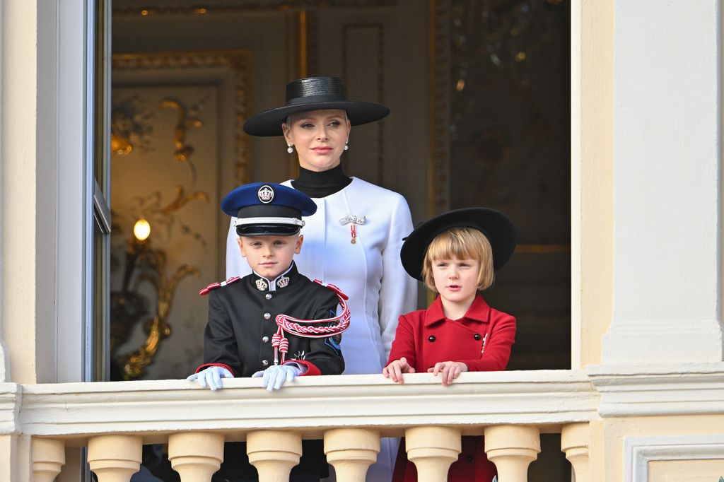 Princesa Charlene de Mônaco com seus filhos, Príncipe Jacques de Mônaco e Princesa Gabriella de Mônaco, aparecem na varanda do Palácio durante o Dia Nacional de Mônaco em 19 de novembro de 2022 em Monte-Carlo, Mônaco
