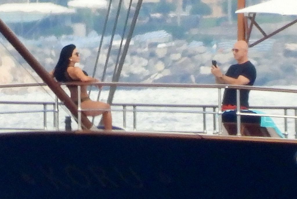 Jeff Bezos macht ein Foto von seiner Verlobten Lauren Sanchez in ihrem schwarzen Bikini, während das Paar auf ihrer 127 m langen Segelyacht KORU entspannt 