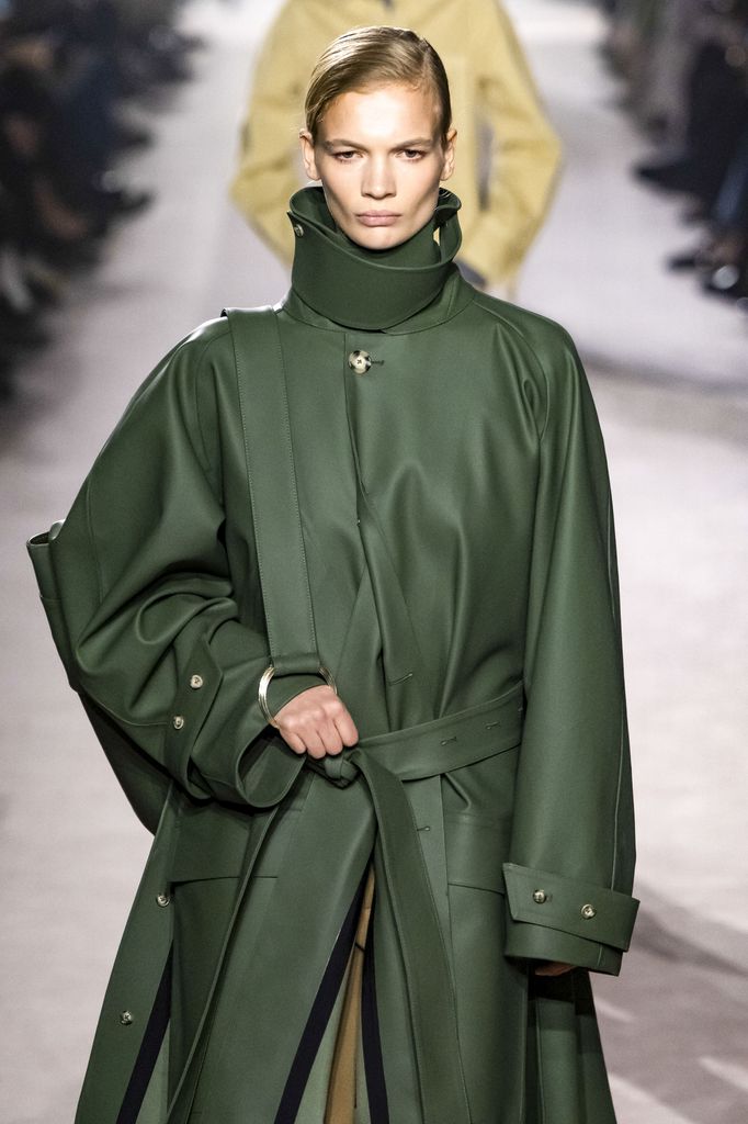 Model berjalan di landasan pacu selama Victoria Beckham Ready To Wear Fall/Winter 2025-2026 Fashion Show sebagai bagian dari Paris Fashion Week 