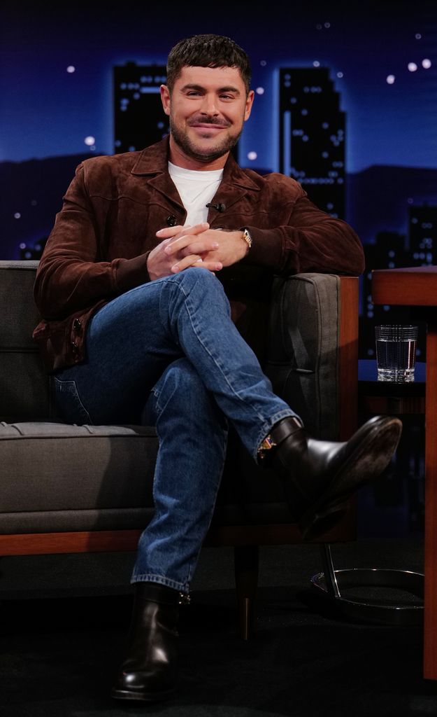 Zac a abandonné les cheveux blonds et a fait de la barbe!