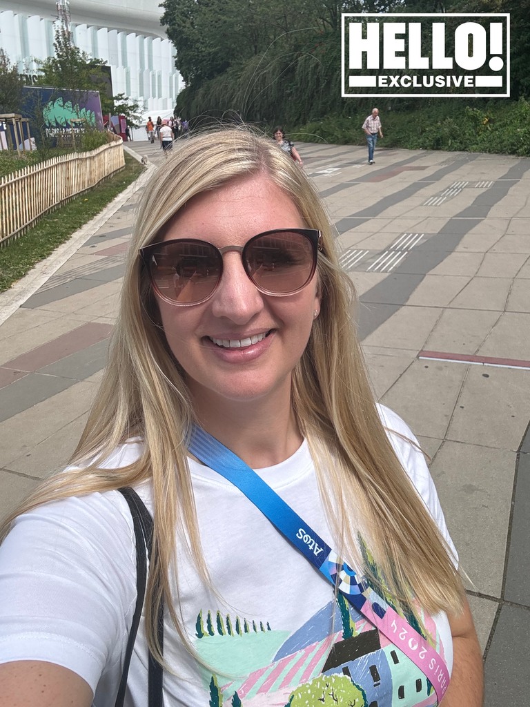 Rebecca Adlington takes selfie while in Paris