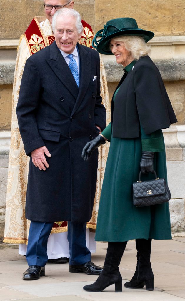 Charles i Camilla uśmiechają się 