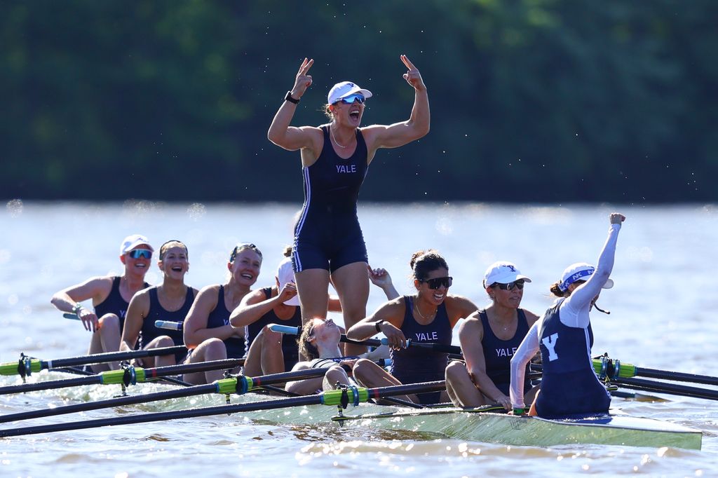 Les Bulldogs de Yale réagissent après avoir remporté une course lors du championnat féminin de l'aviron de la Division I tenue au lac Mercer le 1er juin 2025 à West Windsor, New Jersey