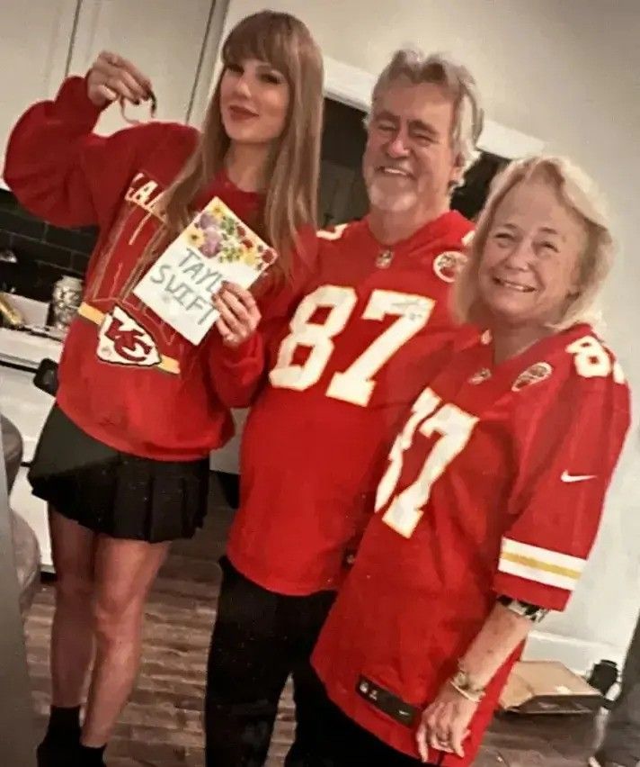taylor swift ed kelce maureen maguire all wearing chiefs jerseys