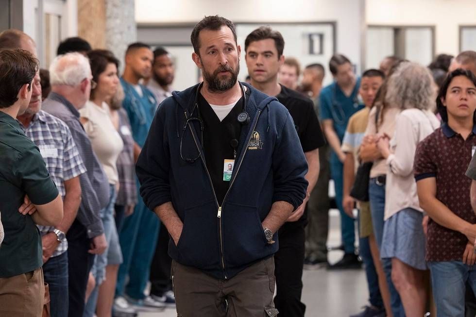 Noah Wyle et le Dr Robby dans The Pitt